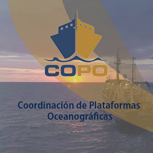 Fondo imagen con un barco en el mar, encima de esa imagen logo del centro COPO